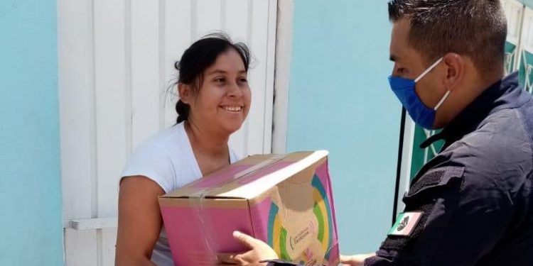 Morelia, Michoacán a 18 de mayo del 2020.- Por disposición oficial, la suspensión de actividades no esenciales termina hasta el 30 de mayo, hasta entonces estados y municipios que no sean catalogados libres de contagio no pueden relajar las medidas de prevención, o de lo contrario “estarían propiciando que no se contenga al Covid-19″, enfatizó el diputado federal de Morena, Carlos Torres Piña.  “El anuncio de las autoridades sanitarias sobre el regreso a las actividades de 324 municipios de la esperanza que no registran contagios de Coronavirus, no significa que en el resto del país se puedan relajar las medidas de prevención, ni la reanudación de actividades no esenciales”.     En Michoacán, aseguró, sólo tres municipios se encuentran dentro de esta lista: Tingüindín, Tocumbo y Cotija, por lo que el resto debe continuar en confinamiento hasta el 30 de mayo, después, las autoridades locales tomarán las medidas adecuadas, según el nivel de contagio.  Hasta entonces, ninguna de las disposiciones estatales de desconfinamiento deberá ir en contra de las publicadas en el Diario Oficial de la Federación el 21 de abril, en las que se ordena “la suspensión inmediata, del 30 de marzo al 30 de mayo de 2020, de las actividades no esenciales”.  Por lo tanto, Torres Piña exhortó a las autoridades estatales y municipales, así como a los ciudadanos a respetar la Jornada Nacional de Sana Distancia (JNSD) y a no relajar las medidas de prevención para evitar el contagio del Covid-19.  A 57 días del inicio de la Jornada de Sana Distancia, señaló, el Estado de México registra el mayor número de contagios, mientras que Michoacán está por alcanzar los mil casos, por eso es fundamental extremar las medidas de prevención hasta que las autoridades sanitarias informen lo contrario.   El legislador michoacano invitó a las y los ciudadanos a respetar los últimos días de confinamiento para que la nueva normalidad regrese lo más pronto posible y las familias se incorporen paulatinamente a las actividades de manera más segura.