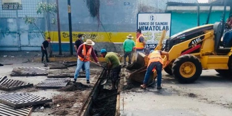 Inician trabajos de desazolve en Apatzingán