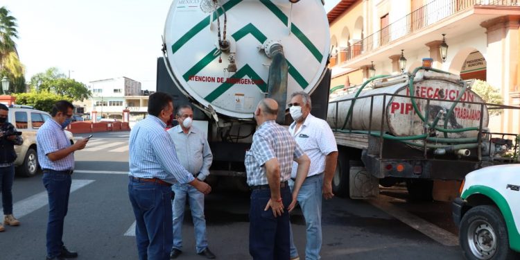 Con camión tipo Vactor desavolvan alcantarillas y drenajes en Apatzingán