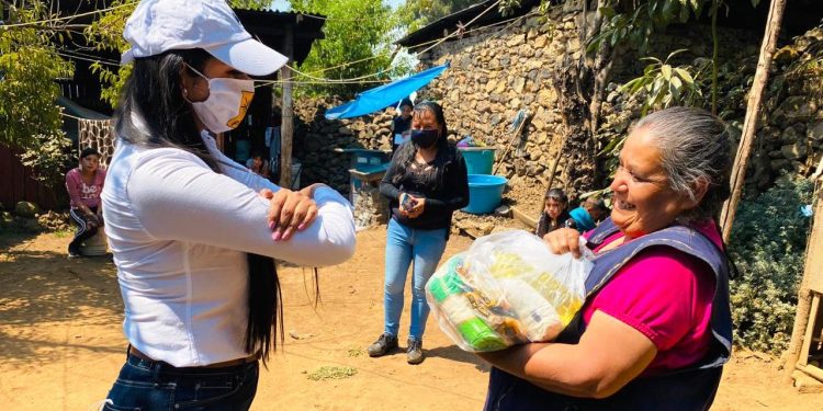 Araceli Saucedo resuelve solicitudes de población afectada por contingencia