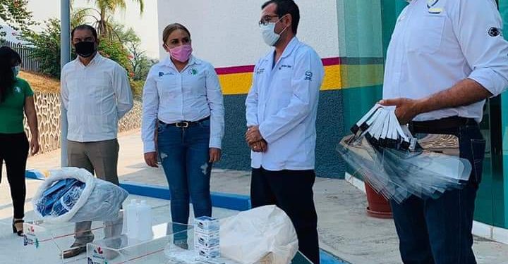 Octavio Ocampo entrega insumos al Hospital Comunitario de Tuzantla