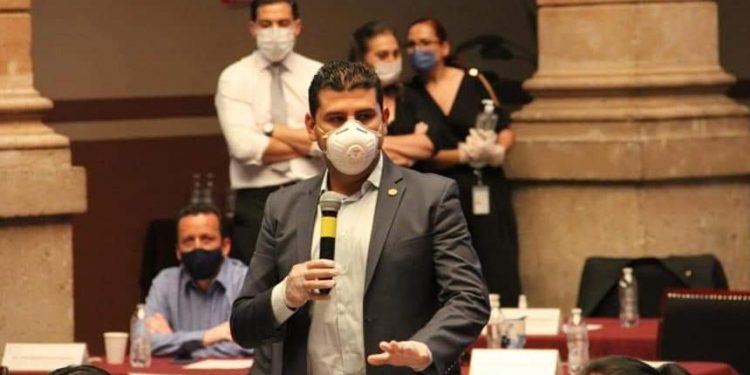 Por el impulso de los jóvenes, Octavio Ocampo propone se les reconozca y otorgue becas