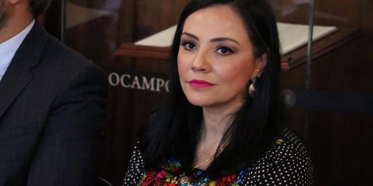 Llama Adriana Hernández a mejorar condiciones de las madres jefas de familia