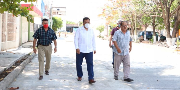 Alcalde de Apatzingán supervisa obras de pavimentación