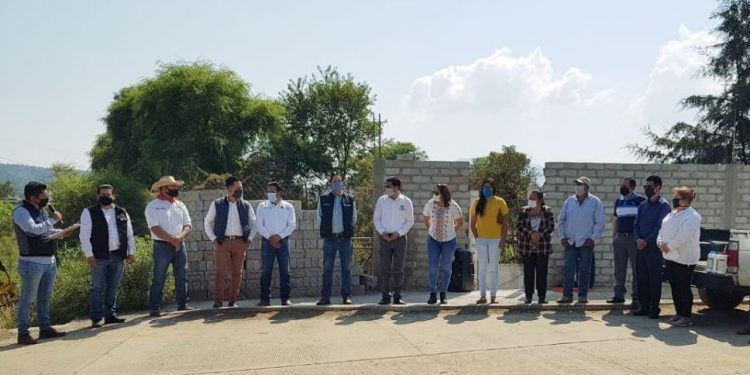 Rehabilita Gobierno de Michoacán, 17 km de caminos rurales en Salvador Escalante