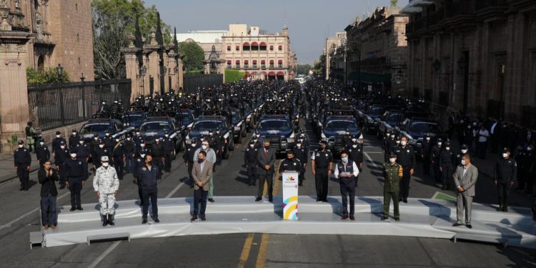 Refuerza Michoacán seguridad; entrega Gobernador 140 patrullas