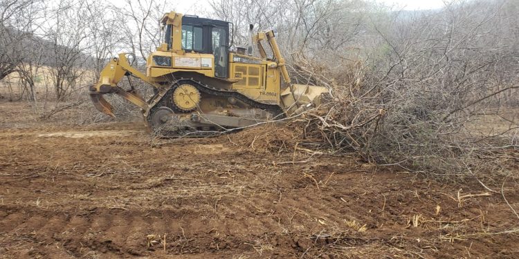 Apoya Gobierno de Michoacán al municipio de Lázaro Cárdenas en desazolve y limpieza de canales