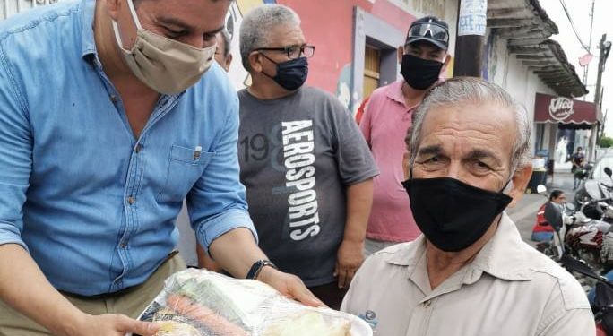 Juntos Somos Mejor entrega apoyo alimenticio a Fotógrafos de Apatzingán