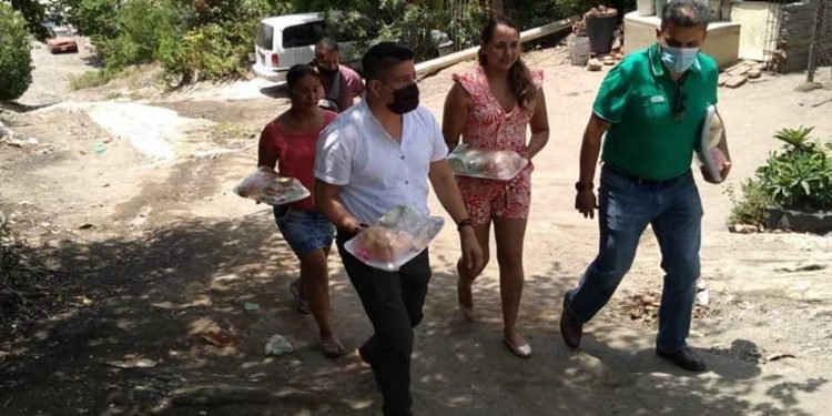 Recorriendo colonias Juntos Somos Mejor lleva alimentos a familias de Apatzingán