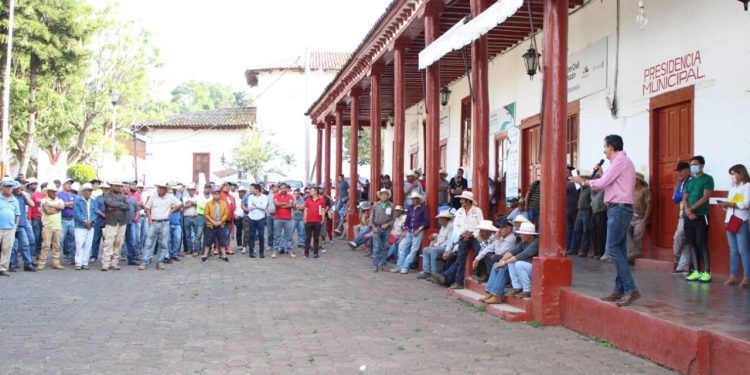 Atiende titular de Semaccdet demandas de productores de maíz en Huiramba por uso de cañones antigranizo