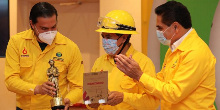 Reconoce Gobernador a combatientes forestales por salvaguardar biodiversidad de Michoacán