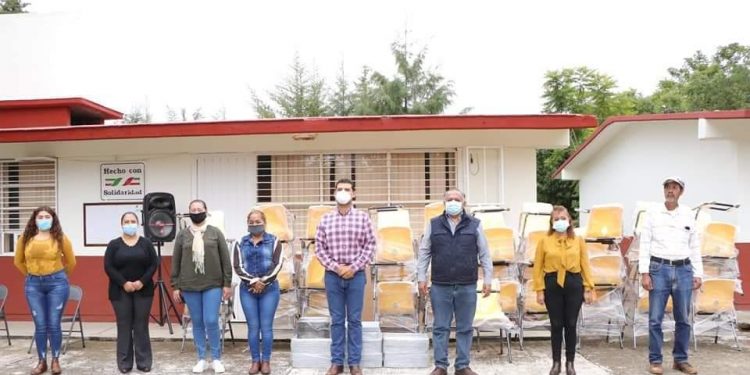 En Jungapeo Octavio Ocampo entrega apoyos al sector educativo