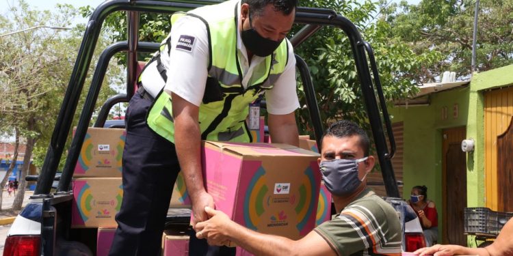 Con Michoacán Alimenta, José Antonio lleva comida a su esposa y dos hijos