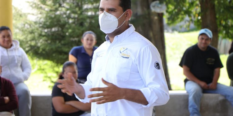 Octavio Ocampo visita comunidades de Ocampo para atender solicitudes la población