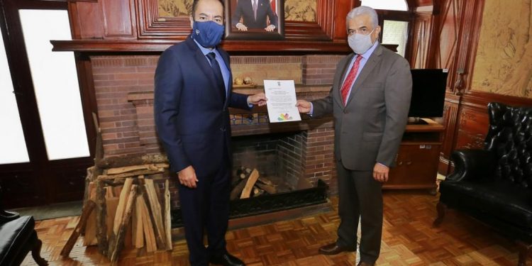 Entrega Carlos Herrera nombramiento a nuevo titular del IVEM