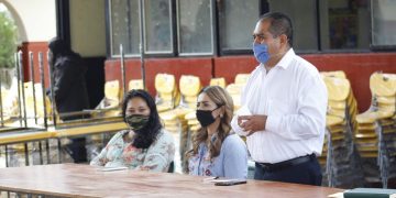 Lupillo Aguilera entrega mobiliario a escuelas en Taretan