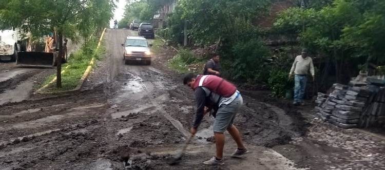 Servicios Municipales y Obras Públicas limpian avenidas afectadas por la tromba
