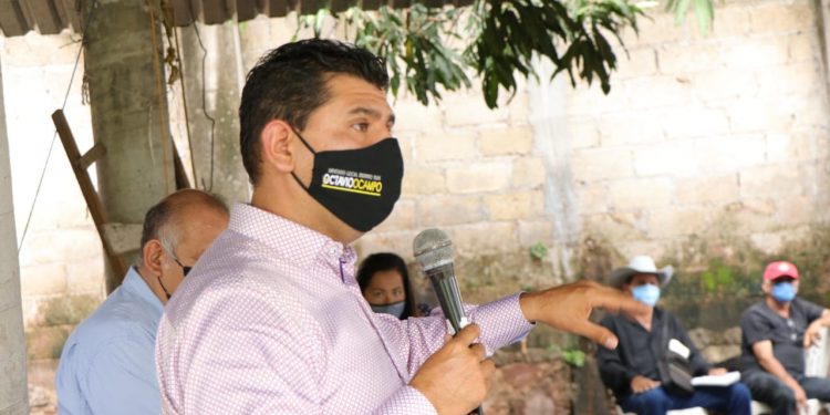 Octavio Ocampo y alcalde de Benito Juárez entregan mobiliario a escuelas de Benito Juárez