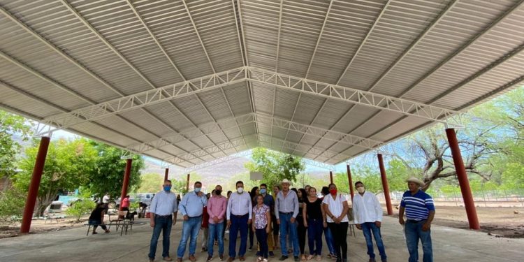 Ayuntamiento de Apatzingán inaugura techumbre en telesecundaria de Guanajuatillo
