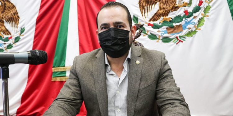 A prisión, custodios y servidores públicos que sean parte de contrabando en cárceles propone Humberto González