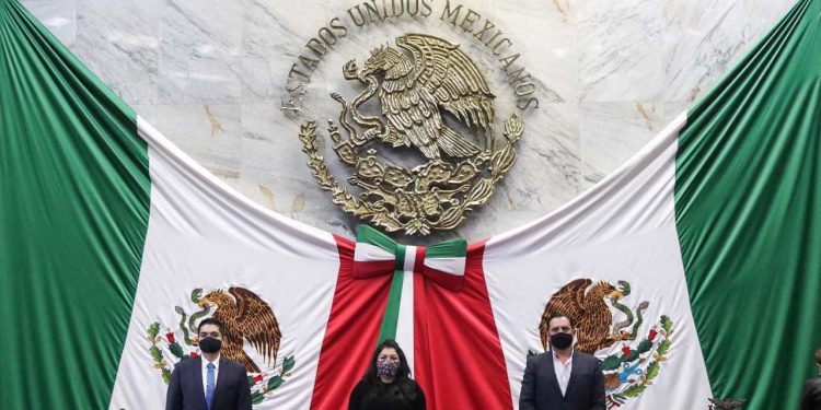 Al no contravenir la Constitución local, diputados turnan a comisiones diversas propuestas legislativas