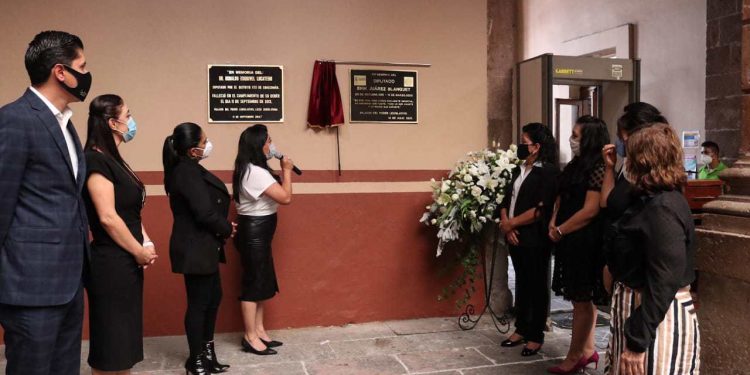 Develan diputados placa en memoria del diputado Érik Juárez Blanquet