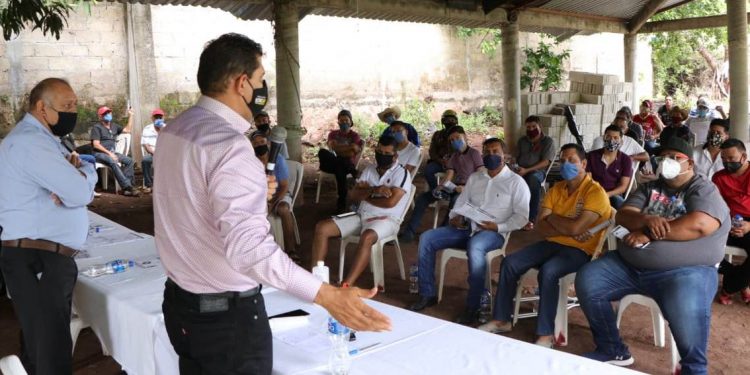 Octavio Ocampo respalda a músicos del Distrito de Huetamo y gestiona créditos