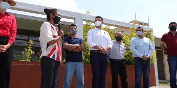 Octavio Ocampo entrega mobiliario para equipamiento de cinco escuelas en Zitácuaro