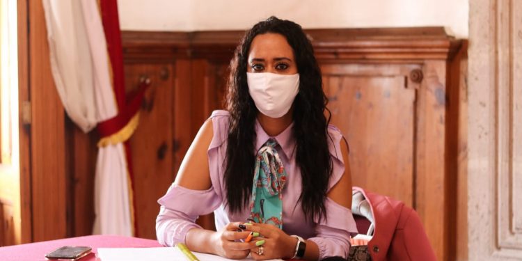 Con capacitación Tere Mora reactiva la economía de los zamoranos.