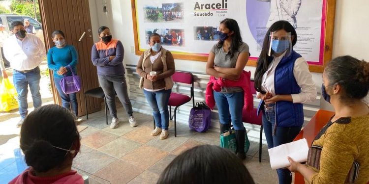 Araceli Saucedo resuelve gestiones de la población del Distrito de Pátzcuaro