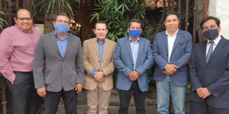 Ángel Custodio cierra filas, con jueces y Colegio de Abogados en Apatzingán