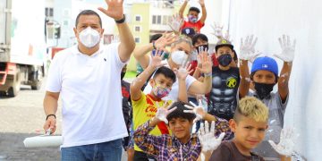 Juan Carlos Barragán y vecinos de Villas del Pedregal limpian áreas verdes