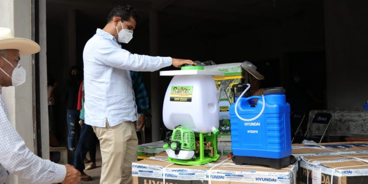 En El Devanador en Tzitzio, Octavio Ocampo entrega apoyos