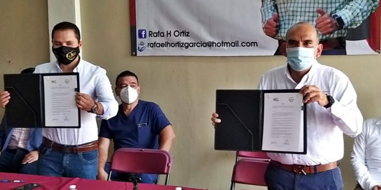 Firma Rafa Ortiz convenio para apoyar la salud de los uruapenses desprotegidos