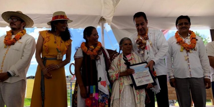 Celebran a los artesanos michoacanos en su día
