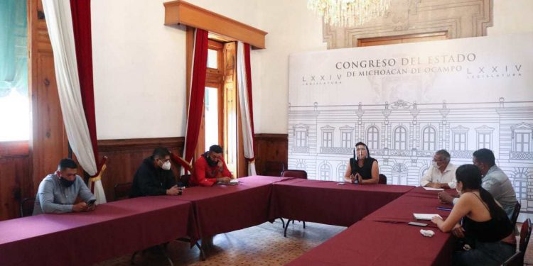 Atiende Brenda Fraga a normalistas egresados y docentes