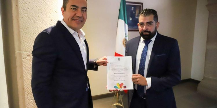 Entrega Carlos Herrera nombramiento a nuevo director de Gobernación