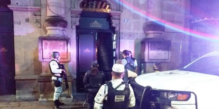 Suspenden 2 bares durante operativo sanitario en Morelia