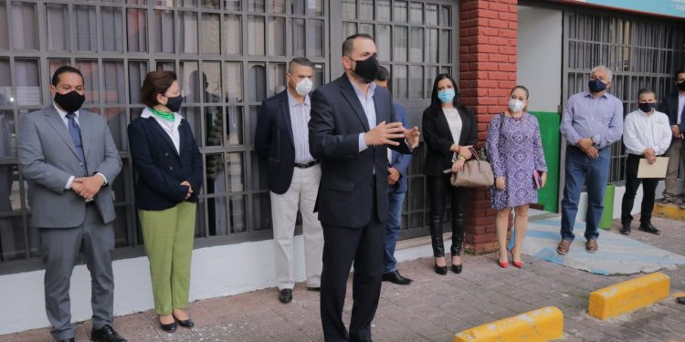 Humberto González entrega recursos para equipamiento de ludoteca en CEEAV