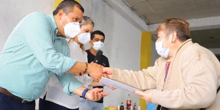 Entrega Juan Carlos Barragán escrituras a habitantes de la colonia Gertrudis Sánchez