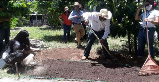 Cautiva a mujeres de Lázaro Cárdenas, huertos de Agricultura Sustentable