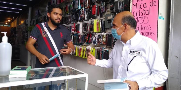Recorrió Rafa Ortiz el centro de Uruapan regalando cubrebocas a los peatones y comerciantes