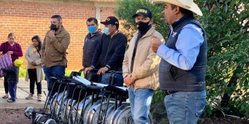 Tony Martínez entregó sillas de ruedas y apoyos alimentarios en Irimbo