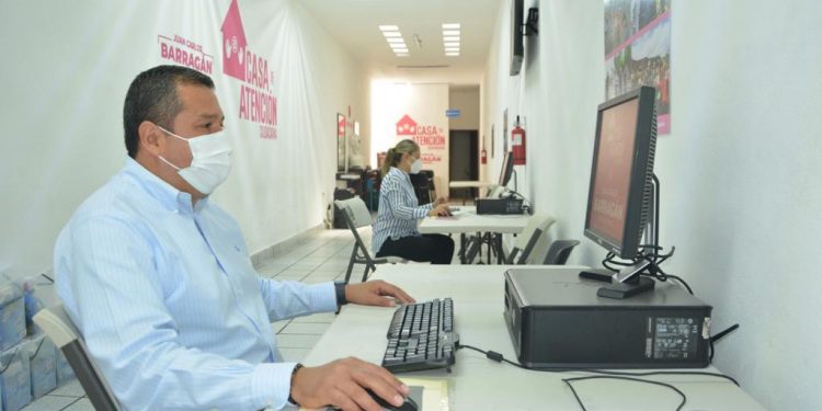 Con ayuda de Juan Carlos Barragán estudiantes podrán seguir en la escuela