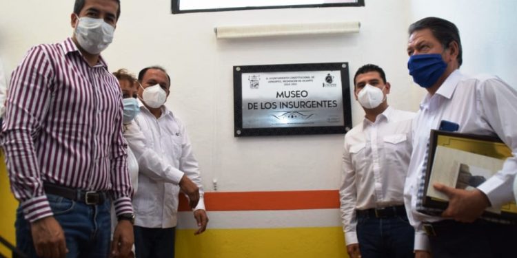 Octavio Ocampo asiste a la inauguración del Museo de los Insurgentes en Jungapeo