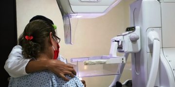 Con mastógrafos fijos y móviles, lucha SSM contra cáncer de mama