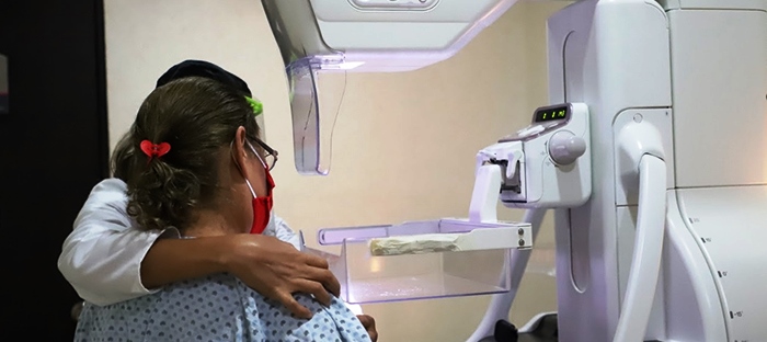 Con mastógrafos fijos y móviles, lucha SSM contra cáncer de mama
