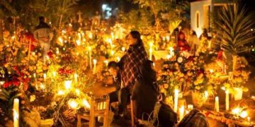 Turistas, obligados a acatar medidas sanitarias en tradición de Noche de Muertos
