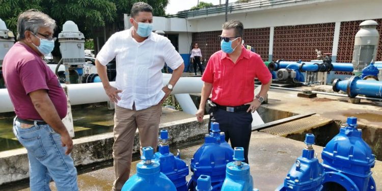 Feliciano Flores Supervisa el Proyecto de Restauración De Aguas Negras En Lázaro Cárdenas
