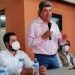 Agricultores y empacadores de limón declararon al movimiento «113 por el Campo», encabezado por Valentín Rodríguez, que la condición agrícola del Valle de Apatzingán ya es insostenible, debido al sinnúmero de problemas que a diario enfrentan y que crece cada día ante la falta de apoyos. En una reunión en Apatzingán, a la que también asistieron líderes campesinos y profesionistas de diversos sectores, el inversionista de la agroindustria los invitó a sumarse a esta lucha para que se le devuelva al campo el recurso que se le quitó y evitar un nuevo recorte presupuestales para el 2021. Valentín Rodríguez les dijo que «debemos luchar juntos para que se reconozca el valor del campo michoacano» y de este valle con «tierra y clima fértil y con gente tan trabajadora». Lamentó que el jugo de limón congelado que «utilizamos en nuestra planta para la exportación de aguacate, lo importamos de Estado Unidos, pero éste se produjo aquí; algo pasa y es la falta de apoyo para dar valor agregado a nuestras producciones». Bernardo Bravo, presidente del Sistema Producto Limón, introdujo que los problemas del sector van desde el control de plagas, la ausencia de la legalidad en la aplicación de los agroquímicos permitidos, la inseguridad «que nos tiene con la capa caída y que nos limita en movilidad y en la cadenas de suministros, así como el paro intermitente del corte de limón que deja a muchos fuera de la competencia». Otro productor lamentó que después de casi 3 décadas de créditos constantes y pagos puntuales, «este año me dieron un patada, se nos cortan las alas, el campo se está debilitando día a día». Denunciaron que el agua de drenaje de todos los municipios llega a sus sistemas de riego, ante la falta de plantas potabilizadoras, con lo que se pone en riesgo el consumo de la fruta en los mercados nacionales e internacionales. Pero el problema más sentido, dijo, es el que enfrentan los cortadores de limón, quienes sólo tienen trabajo tres días de la semana y ganan 180 pesos por jornada para mantener a sus familias. Puntualizaron que todo ello es el sentir, no sólo de productores apatzinguenses, sino de la región, en la búsqueda de un mejor precio a su trabajo, mientras la política federal que se ha venido implementando para la agricultura es limitada. Concluyeron que es insostenible la condición en qué se produce el limón en la región, porque muchos programas no fueron funcionales, como fue el apoyo para adquirir tractores, ya que únicamente benefició a quienes más recursos tenían. Finalmente, Valentín Rodríguez les aseguró que una de las demandas principales que atenderá «113 por el Campo» será la exigencia para que se revise Financiera Rural, porque «perdió su objetivo al exigir una tasa del 18% anual que simplemente no se puede pagar», así como para que los créditos continúen y lleguen a tiempo.